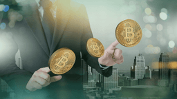 Pessoa de terno tocando ícones de Bitcoin com prédios ao fundo, representando o uso de criptoativos no mercado financeiro.