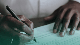 Homem fazendo anotações em um documento.