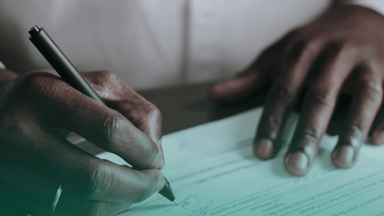 Homem fazendo anotações em um documento.