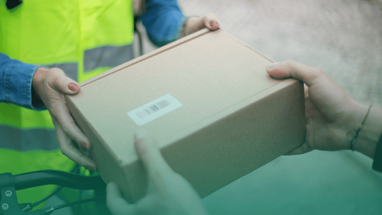 Fornecedor entregando caixa para entregador.