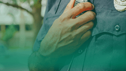 Policial em serviço.