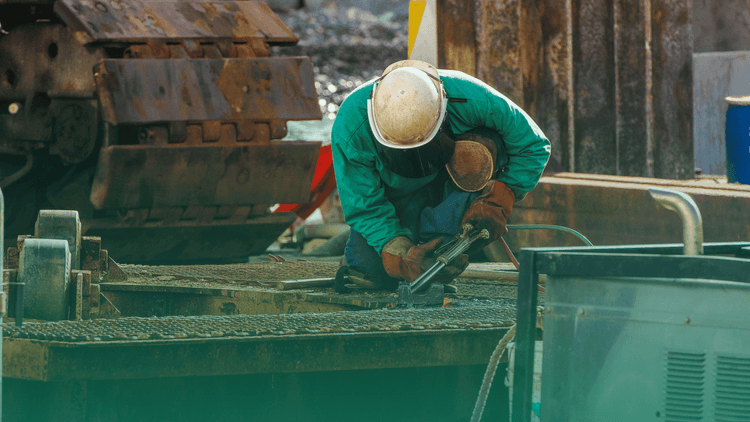 trabalhador da construção civil no canteiro de obras.