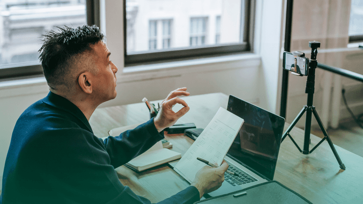 Professor dando aula home office.