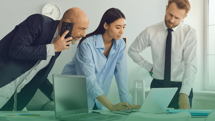 Equipe consultando situação cadastral antes de fechar parceria