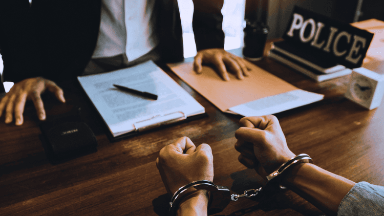 Como verificar se uma pessoa tem passagem pela polícia