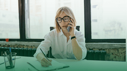 Pessoa de RH realizando a checagem de referências profissionais via telefone